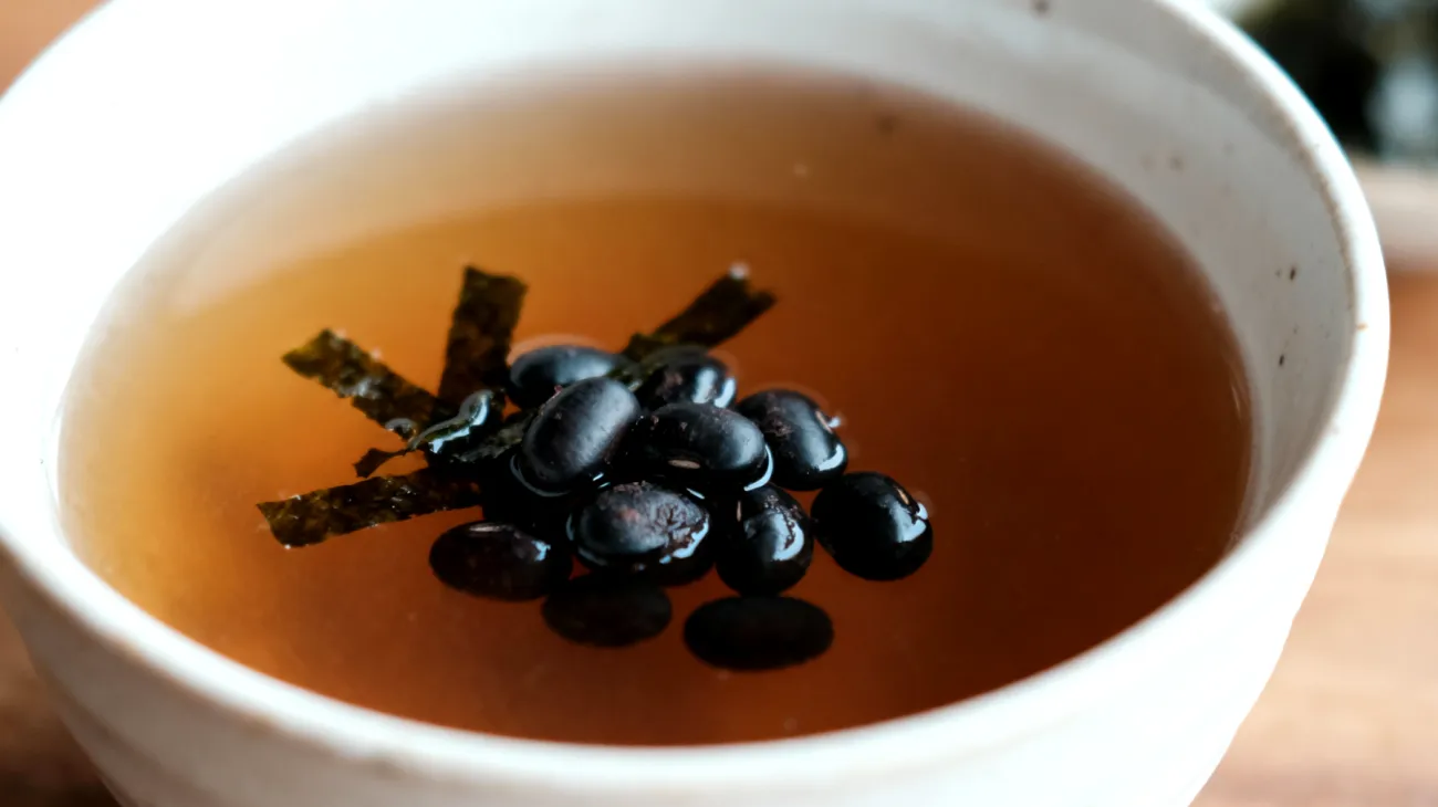 Miso-Suppe mit fermentierten schwarzen Bohnen und Seetang"
