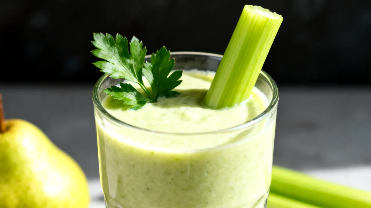 Sellerie-Birnen-Smoothie mit Petersilie und Ingwer"