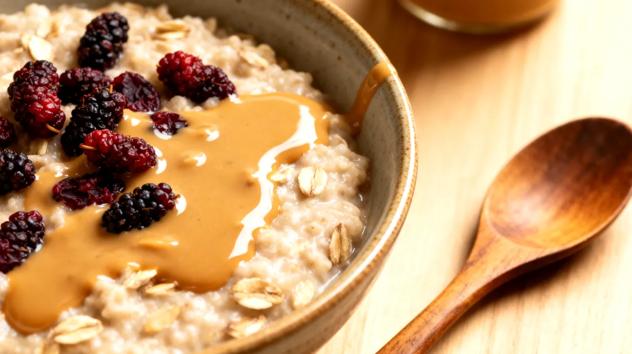 Haferbrei mit Tahini und getrockneten Maulbeeren"