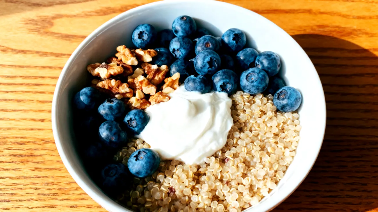 Quinoa-Blaubeeren-Bowl mit Walnüssen und Kokosjoghurt"